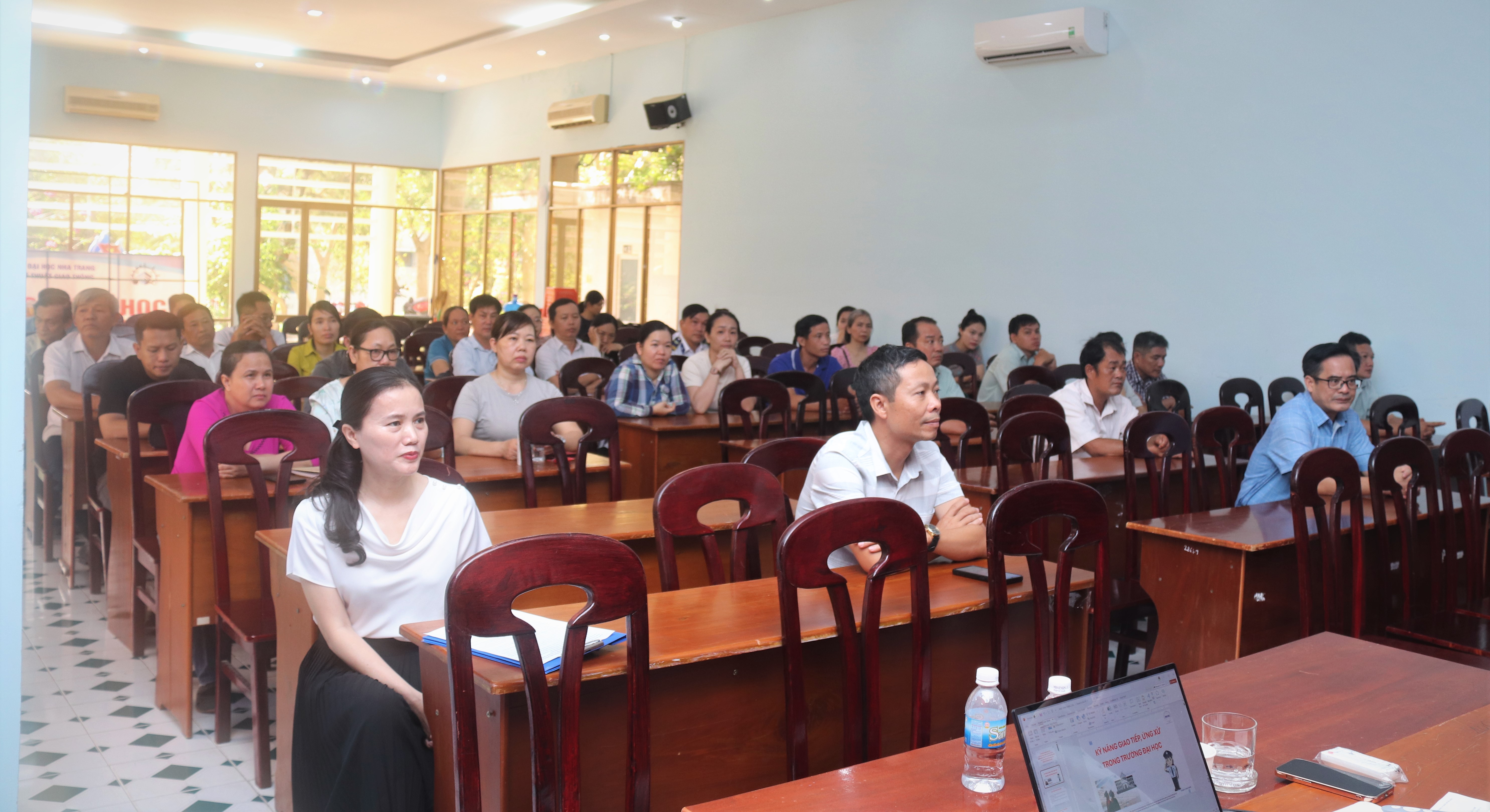 Trường Đại học Nha Trang tổ chức khóa bồi dưỡng kỹ năng giao tiếp, ứng xử cho nhân viên phục vụ