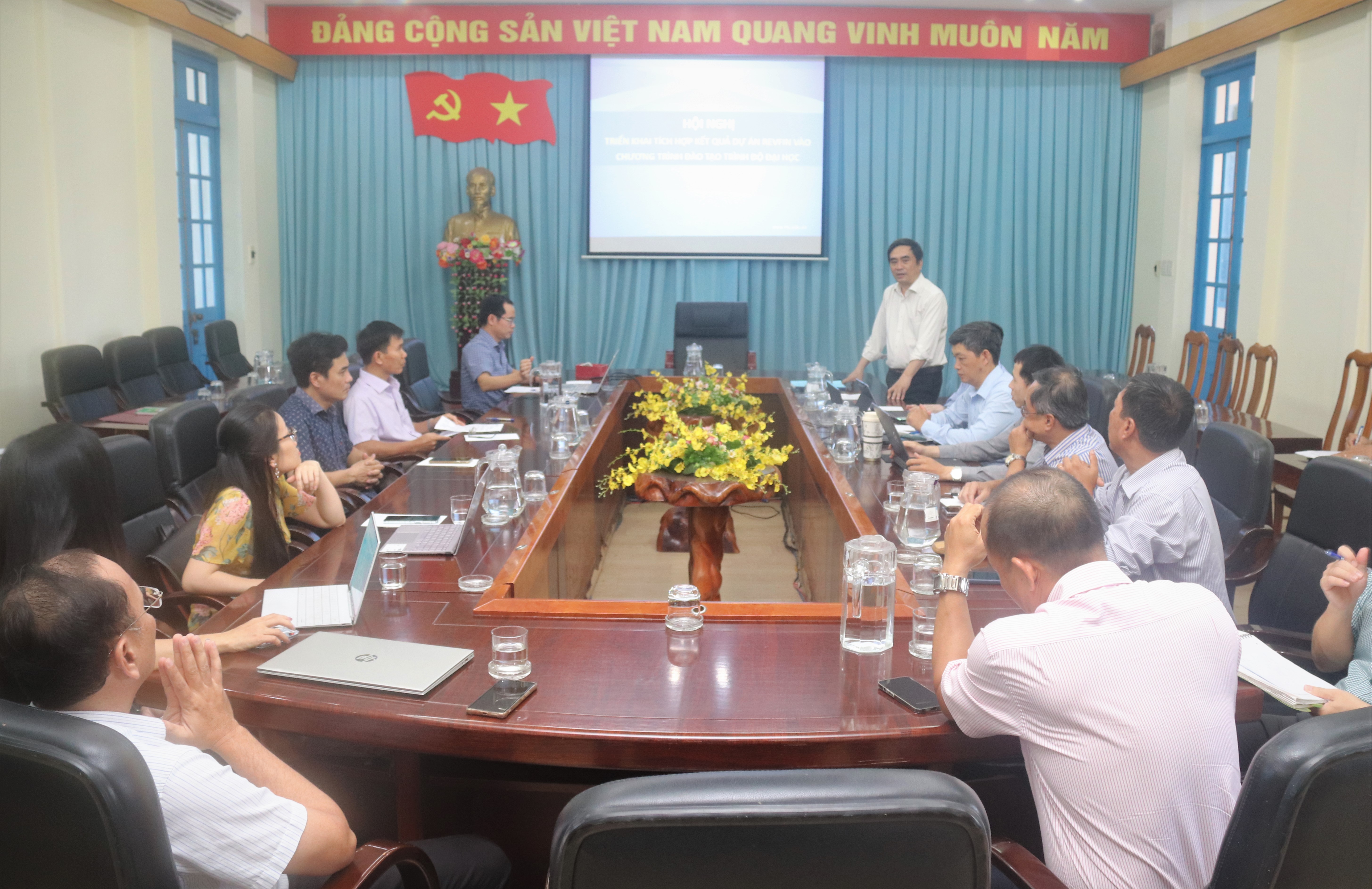 Triển khai tích hợp kết quả dự án NET-works (REVFIN) vào chương trình đào tạo đại học