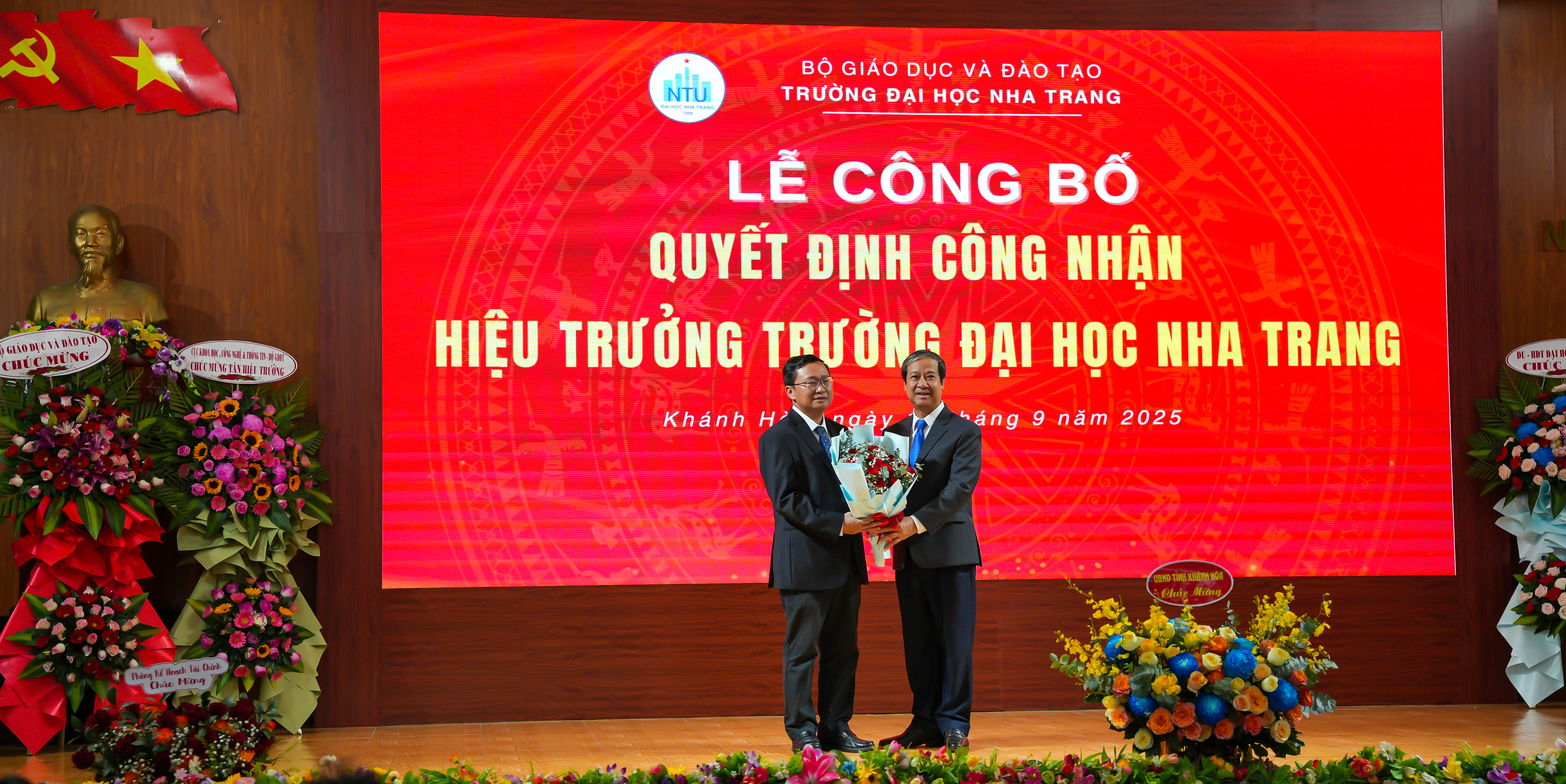Bộ trưởng Nguyễn Kim Sơn trao Quyết định công nhận Hiệu trưởng Trường Đại học Nha Trang nhiệm kỳ 2020-2025