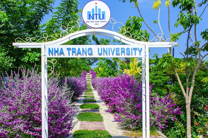 Tuyết Sơn Phi Hồng