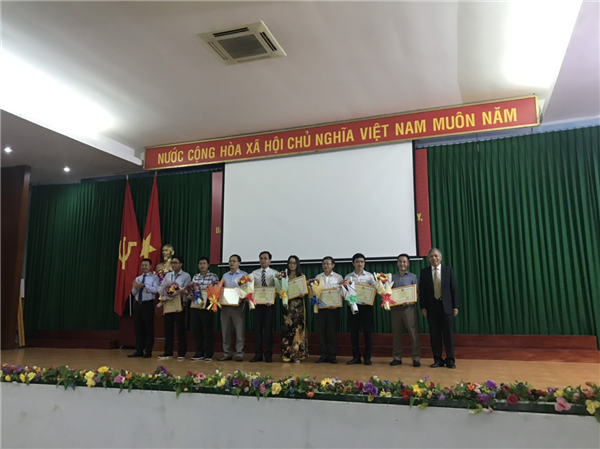 2 nhà giáo nhận quyết định công nhận đạt tiêu chuẩn chức danh Phó Giáo sư