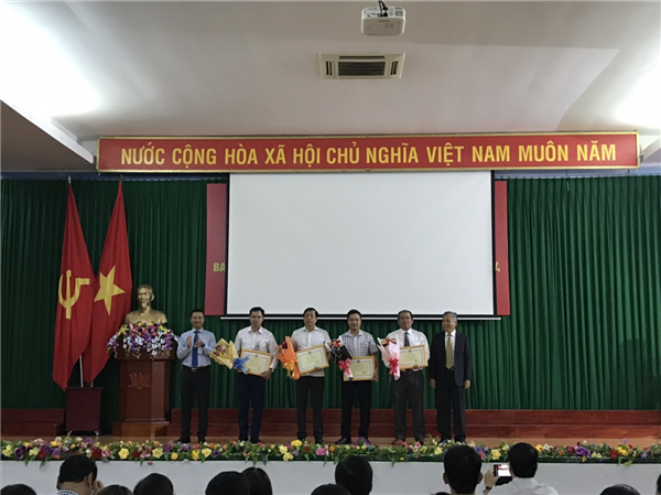 2 nhà giáo nhận quyết định công nhận đạt tiêu chuẩn chức danh Phó Giáo sư
