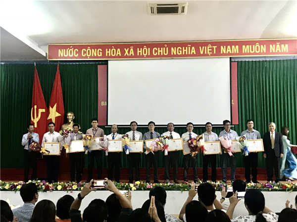 2 nhà giáo nhận quyết định công nhận đạt tiêu chuẩn chức danh Phó Giáo sư