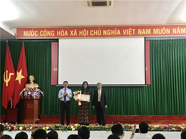 2 nhà giáo nhận quyết định công nhận đạt tiêu chuẩn chức danh Phó Giáo sư