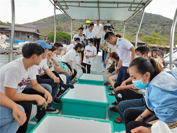 Sinh viên Viện Công nghệ Sinh học & Môi trường trải nghiệm thực tế tại đảo Hòn Mun