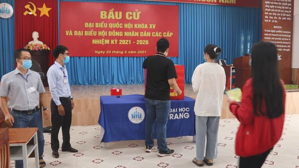 Tổ bầu cử số 09 và 10 tại Hội trường số 1 - Trường ĐH Nha Trang.