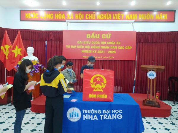 Tổ bầu cử số 12 tại Phòng họp 4 - Trường ĐH Nha Trang.