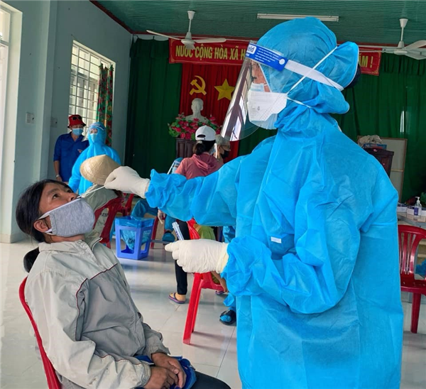 Đoàn tình nguyện viên Trường ĐH Nha Trang tham gia hỗ trợ chống dịch