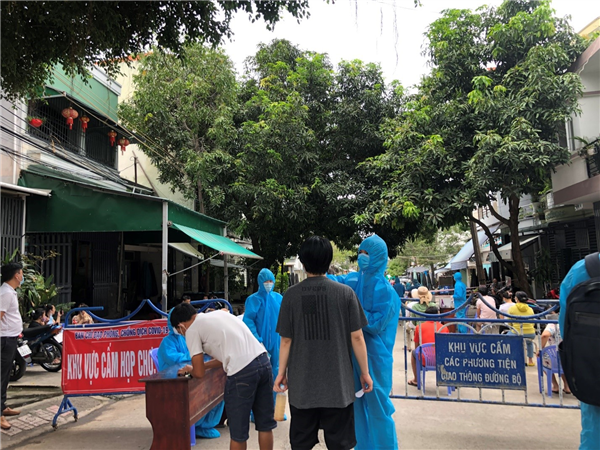 Đoàn tình nguyện viên Trường ĐH Nha Trang tham gia hỗ trợ chống dịch