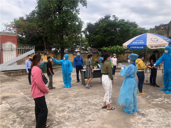 Đoàn tình nguyện viên Trường ĐH Nha Trang tham gia hỗ trợ chống dịch